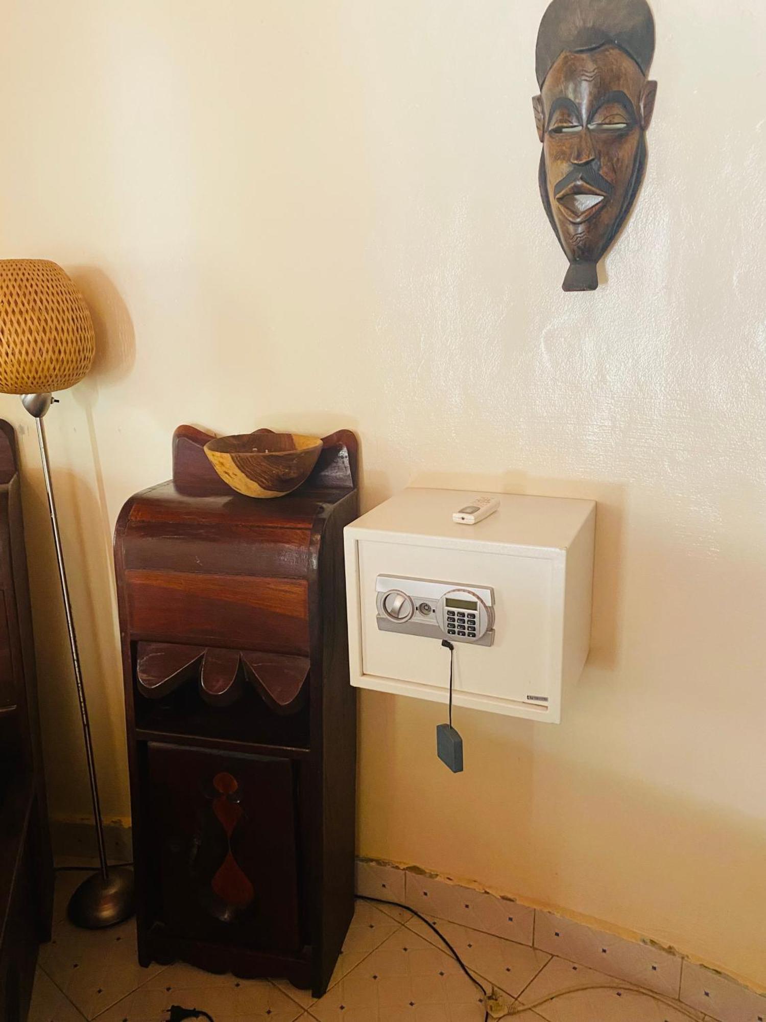 Dabo House Hotel Brufut Ngoại thất bức ảnh